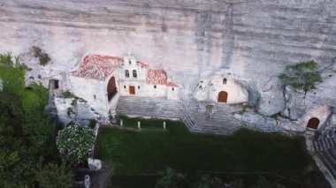 Ojo Guarena, Burgos, İspanya 'daki bir mağarada Aziz Bernabe' nin hava manzarası.