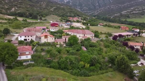 Valdenoceda, Burgos, İspanya 'daki bir ortaçağ kulesinin hava görüntüsü. Burgos Kastilya ve Leon 'daki antik XIV. Yüzyıl kulesi. — Stok video