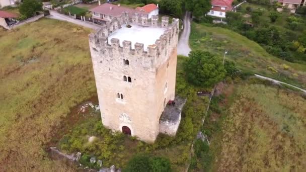 Letecký pohled na středověkou věž ve Valdenocedě, Burgos, Španělsko. Ancient XIV Century Tower in Burgos Castile and Leon. — Stock video