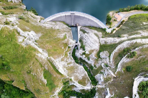 Imágenes aéreas de drones embalse y embalse de agua, generando energía hidroeléctrica, energía renovable y desarrollo sostenible . —  Fotos de Stock