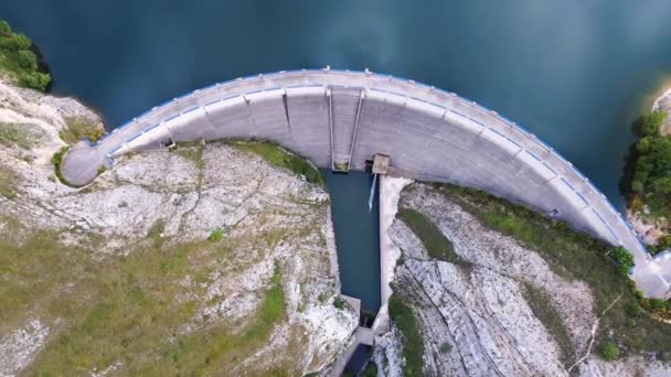 Imágenes aéreas de drones vista superior Represa de agua y embalse lago, generación de energía hidroeléctrica energía renovable y desarrollo sostenible . — Vídeo de stock