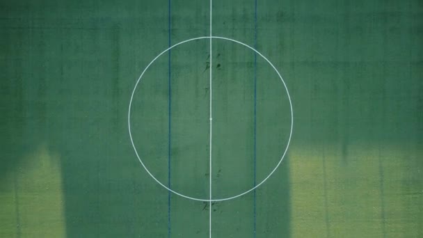 Vista aérea do campo de futebol vazio. Ampliar . — Vídeo de Stock