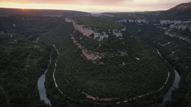 スペインのブルゴスの夕日でエブロ川渓谷の美しい風景の空中ビュー. — ストック動画