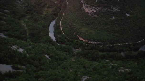 İspanya 'nın Burgos şehrinde gün batımında Ebro nehri kanyonunun güzel manzarası.. — Stok video