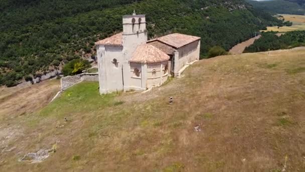 San pantaleon de Losa, Burgos, İspanya 'daki hava manzaralı inziva yeri. — Stok video