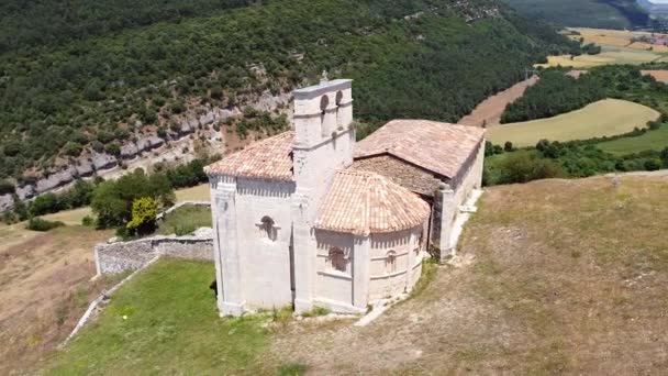 Flygfoto över pittoreska eremitage i San pantaleon de Losa, Burgos, Spanien. — Stockvideo