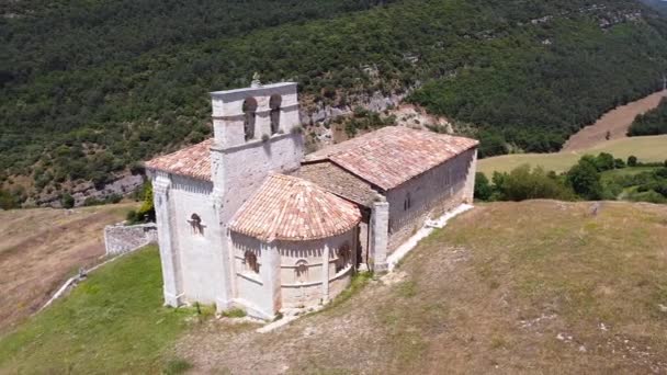 Luchtfoto van de pittoreske hermitage in San pantaleon de Losa, Burgos, Spanje. — Stockvideo
