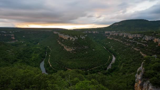 Scenic time lapse van een diepe canyon van Ebro rivier bij zonsondergang, in Burgos, Castilië en Leon, Spanje. — Stockvideo