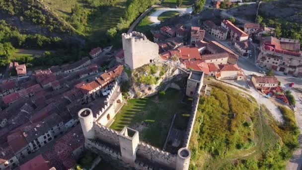 Luftaufnahme des malerischen mittelalterlichen Dorfes Frias in der Provinz Burgos, Spanien. Berühmtes Touristenziel. — Stockvideo