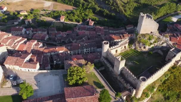 Vista aérea del pintoresco pueblo medieval de Frias en la provincia de Burgos, España. Destino turístico famoso . — Vídeos de Stock