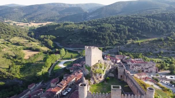 Vista aérea del pintoresco pueblo medieval de Frias en la provincia de Burgos, España. Destino turístico famoso . — Vídeos de Stock