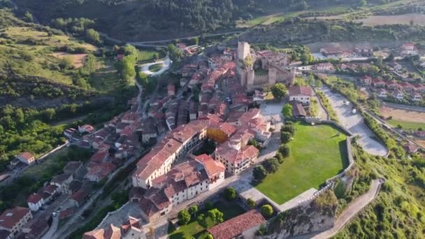 Vista aérea da pitoresca vila medieval de Frias, na província de Burgos, Espanha. Destino turístico famoso . — Vídeo de Stock