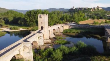 Frias 'taki Ebro nehri üzerindeki bir ortaçağ taş köprüsünün havadan görünüşü, İspanya' nın Burgos eyaletindeki tarihi bir köy.