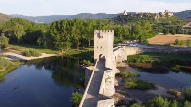 Frias 'taki Ebro nehri üzerindeki bir ortaçağ taş köprüsünün havadan görünüşü, İspanya' nın Burgos eyaletindeki tarihi bir köy. — Stok video