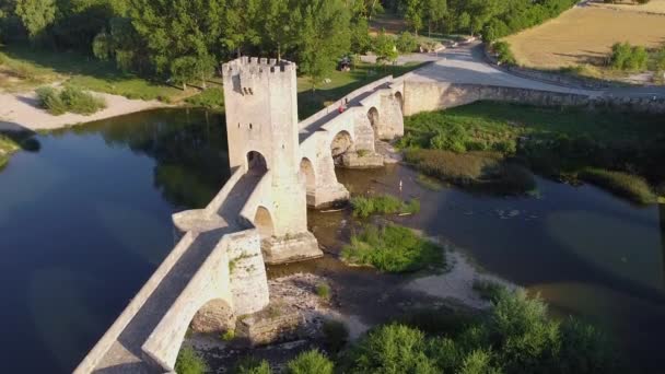 Frias 'taki Ebro nehri üzerindeki bir ortaçağ taş köprüsünün havadan görünüşü, İspanya' nın Burgos eyaletindeki tarihi bir köy. — Stok video