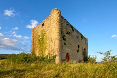 Gün batımında bir ortaçağ kulesinin manzarası.
