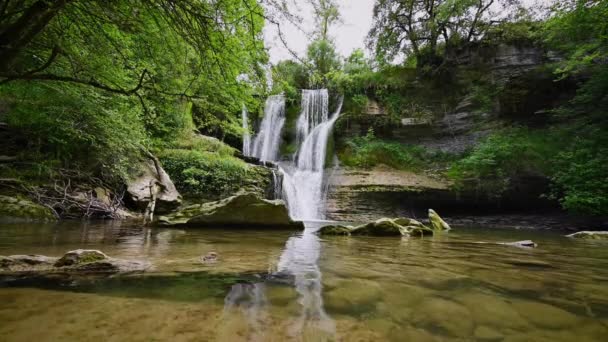 Cachoeira da floresta tropical idílica, córrego que flui na exuberante floresta verde . — Vídeo de Stock