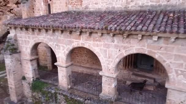 Vista aérea de una antigua ermita situada en Tobera, Burgos, España . — Vídeos de Stock