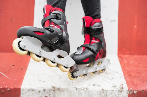 Close-up Of Legs noszenie rolki łyżwiarstwo buty, Outdoors miejski portret stylu życia. — Zdjęcie stockowe