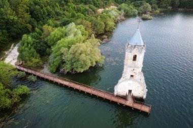Balık katedralinin havadan görünüşü. İspanya 'nın kuzeyindeki Cantabria' daki Ebro rezervuarında batık kilise kalıntıları var.. 