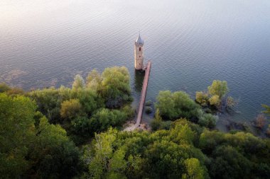 Balık katedralinin havadan görünüşü. İspanya 'nın kuzeyindeki Cantabria' daki Ebro rezervuarında batık kilise kalıntıları var.. 