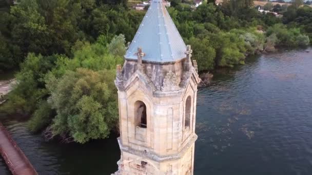 Vista aérea de la catedral de los peces. Ruinas de la iglesia hundida situada en el embalse del Ebro en Cantabria, en el norte de España . — Vídeos de Stock