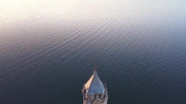 Balık katedralinin havadan görünüşü. İspanya 'nın kuzeyindeki Cantabria' daki Ebro rezervuarında batık kilise kalıntıları var.. 