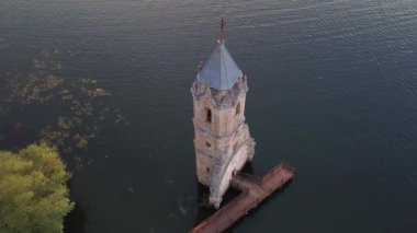 Balık katedralinin havadan görünüşü. İspanya 'nın kuzeyindeki Cantabria' daki Ebro rezervuarında batık kilise kalıntıları var.. 