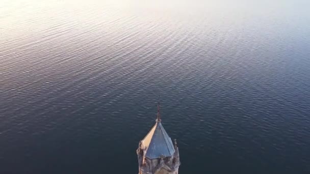 Luchtfoto van de viskathedraal. Gezonken kerkruïnes gelegen in het stuwmeer van Ebro in Cantabrië, in het noorden van Spanje. — Stockvideo