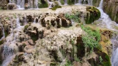 Ortaçağ köyü Orbaneja del Castillo 'da cennet gibi bir şelalenin sinematik görüntüsü. Burgos, İspanya 'nın ünlü turistik beldesi.