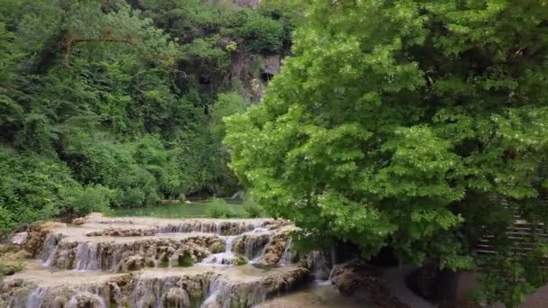 Fotografia aérea cinematográfica de uma cachoeira idílica numa aldeia medieval, Orbaneja del castillo. Destino turístico famoso em Burgos, Espanha . — Vídeo de Stock
