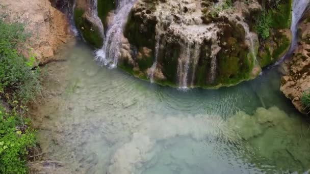 Ortaçağ köyü Orbaneja del Castillo 'da cennet gibi bir şelalenin sinematik görüntüsü. Burgos, İspanya 'nın ünlü turistik beldesi. — Stok video