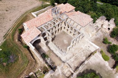 Santa Maria De Rioseco, Burgos, İspanya 'da terk edilmiş antik bir manastırın hava manzarası.