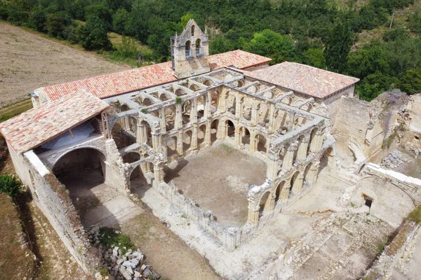 西班牙布尔戈斯Santa Maria De Rioseco一座被遗弃的古老修道院废墟的空中景观. — 图库照片