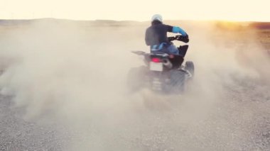 Burgos, İspanya - 14 Temmuz 2020: Yamaha dörtlü bisikleti süren adam. Koruyucu ekipman ve kask takan adam, gün batımında Yamaha ATV 'sinde sürükleniyor. Hava görüntüleri.