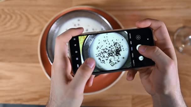 Mão de homem com smartphone fotografando comida no restaurante ou café — Vídeo de Stock