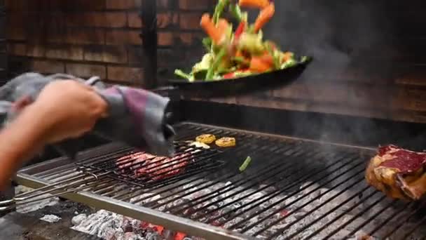 Chef Preparando un sabroso plato de verduras salteadas. — Vídeos de Stock