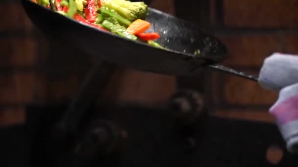 Chef Preparando un sabroso plato de verduras salteadas. — Vídeos de Stock