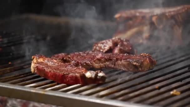 Chef bereitet dickes Rindersteak auf dem Grill zu. Zeitlupe. — Stockvideo