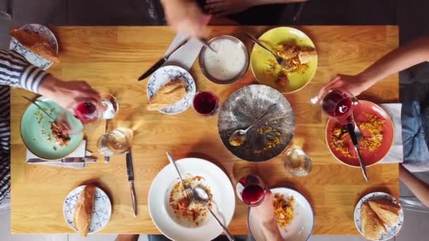 우덴 식탁에서 포도주와 함께 건배를 하고 있는 친구들의 그룹의 사진. — 비디오