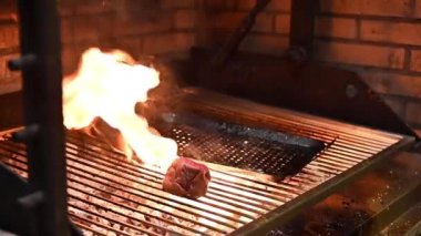 Alevli ve dumanlı ızgarada biftek..