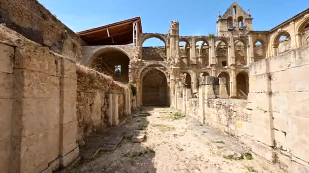 Antikes verlassenes Kloster Santa Maria De Rioseco in Burgos, Spanien. — Stockvideo