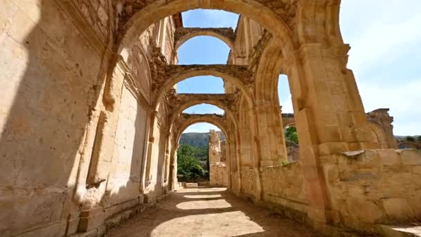 POV caminhando dentro de ruínas claustro de um antigo mosteiro abandonado Santa Maria De Rioseco, em Burgos, Espanha . — Vídeo de Stock