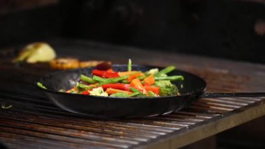 Şef mangalda sebze pişiriyor..