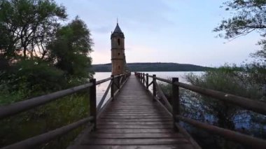 Bakış açısına göre, İspanya 'nın kuzeyinde, Cantabria' daki Ebro rezervuarında bulunan batık kilise kalıntıları olan bir iskelede yürümek.... 
