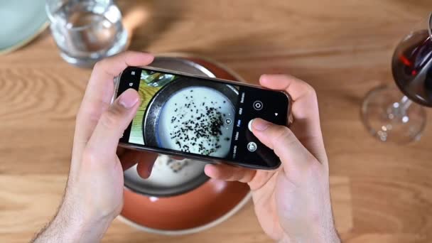 Mão de homem com smartphone fotografando comida no restaurante ou café — Vídeo de Stock