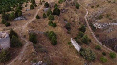 Ucero, Soria, Castilla y Leon, İspanya 'daki ortaçağ kalesinin havadan görünüşü