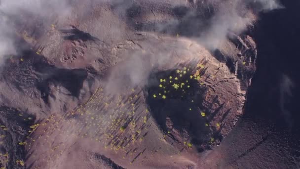 Letecký pohled na sopečnou krajinu. Kráter sopky na Tenerife, Kanárské ostrovy, Španělsko. — Stock video