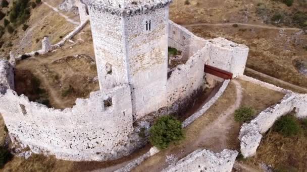 Flygfoto över medeltida slott i Ucero, Soria, Castilla y Leon, Spanien — Stockvideo