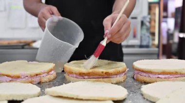 Şekerci pastanın üstüne krema koyar. Pastacıda krem şantili yumuşak pasta..